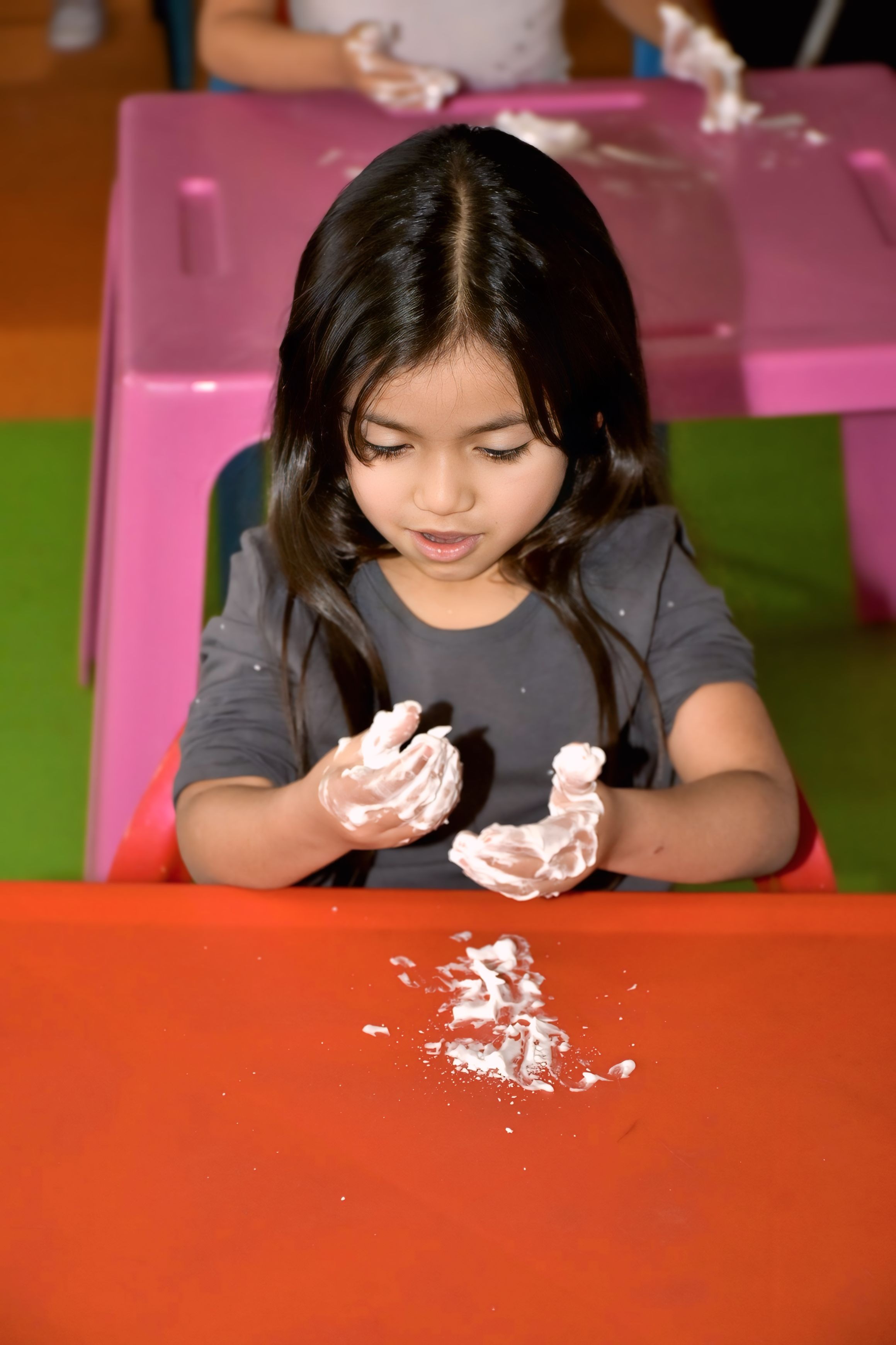 Niños jugando y aprendiendo